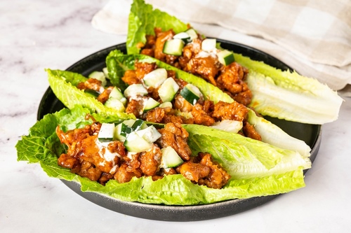 Ahorn-Seitan in Salatblättern