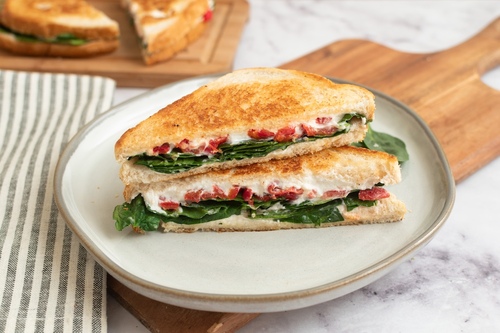 Roast red pepper & spinach grilled 'cheese' sandwich