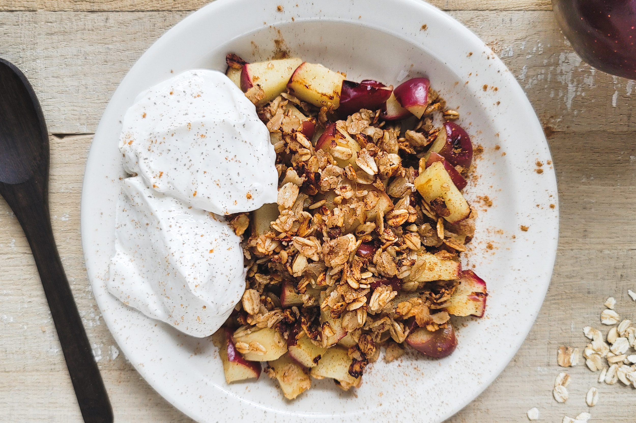 Crumble con yogur griego y cereales crujientes