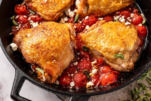 Muslos de pollo con tomates y feta