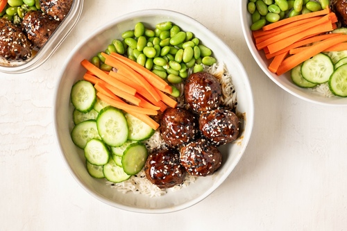 Tigela de almôndegas pegajosas