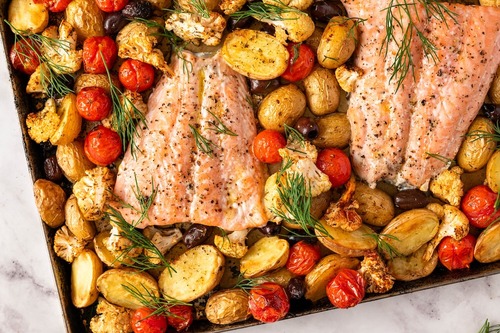 Salmón mediterráneo con verduras en bandeja