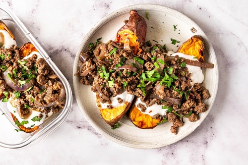 Carne temperada sobre batatas-doces