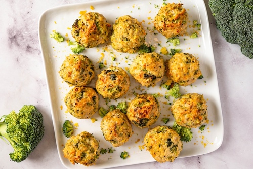 "Con queso" albóndigas de pollo y brócoli