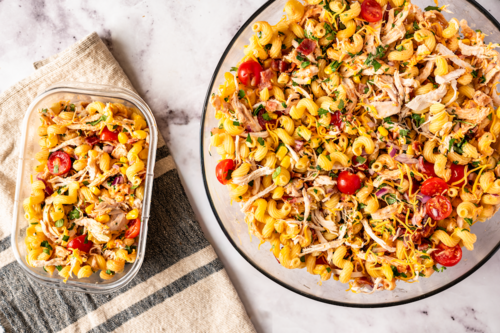 Salada de macarrão com frango barbecue