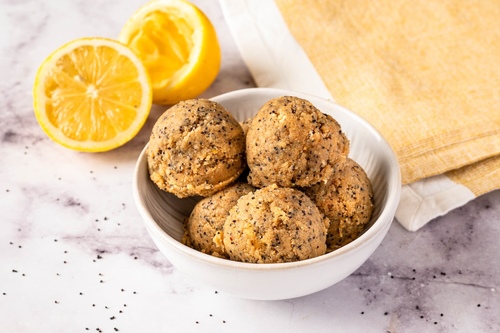 Zitronen-Mohn-Proteinbällchen