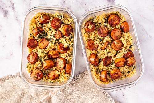 Reisschüssel mit Hähnchenwurst