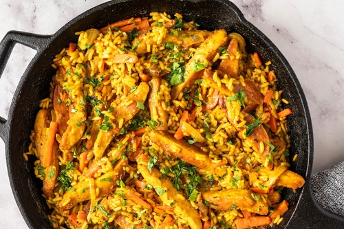 Goldener Chik'n- und Karotten-Pilaf