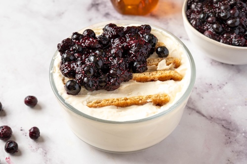 Tigela de cheesecake proteico de chia e mirtilos