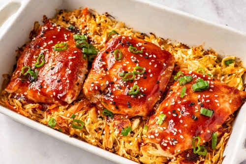 Scharfer Sriracha-Kabeljau mit Kohl