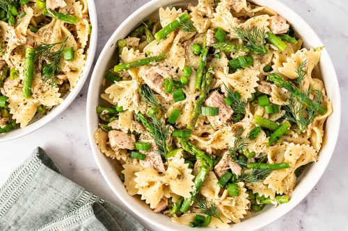 Ensalada de pasta verde con atún