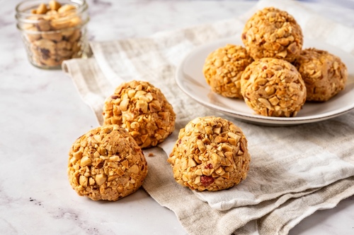 Bolitas proteicas crujientes de crema de cacahuete