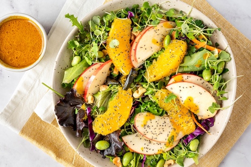 Ensalada de superalimentos con aderezo de cúrcuma