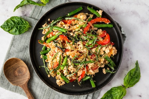 Tofu con albahaca tailandesa