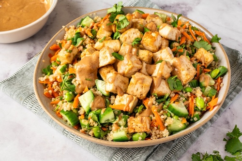 Ensalada de quinoa, cacahuete, edamame y tofu