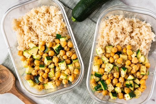 Bol de garbanzos, arroz integral y calabacín