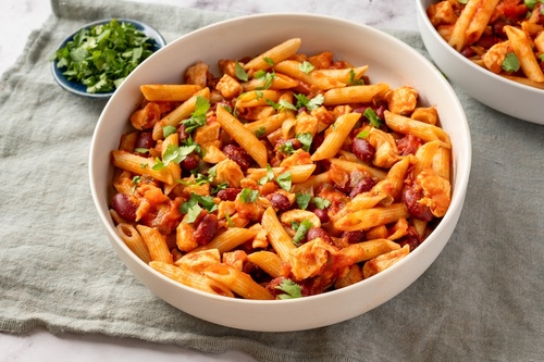 Frigideira de massa com frango e molho salsa