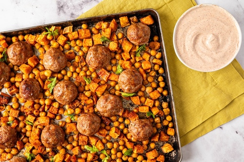 Almôndegas de peru e batata-doce na assadeira