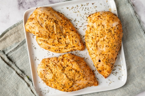 Pollo allo yogurt, limone ed erbe aromatiche