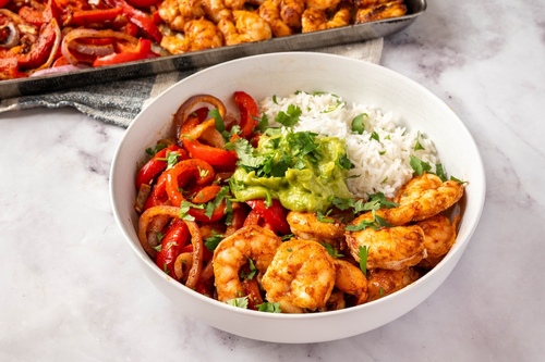 Tigela de fajitas de camarão em assadeira