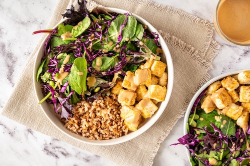 Salade de farro au tofu et aux cacahuètes