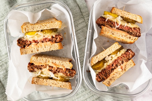 Sanduíches Reuben gratinados