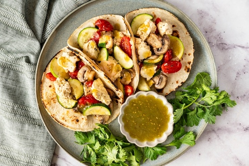 Tacos de tofu e legumes com salsa verde