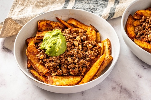 Taco-Bowl mit Rindfleisch und Kartoffelspalten