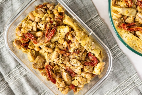 Mediterrane Bowl mit Pesto-Hähnchen und Bohnen