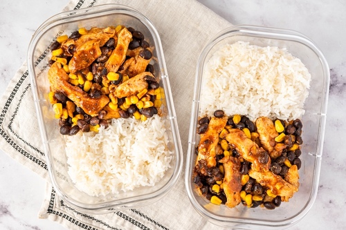 BBQ-Hähnchen- und Schwarzbohnen-Bowls