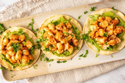 Tostadas aux crevettes et guacamole