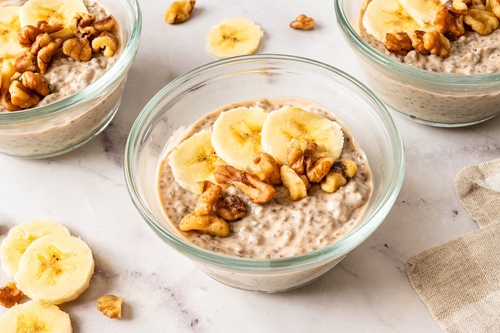 Protein-Chia-Pudding mit Banane und Nüssen