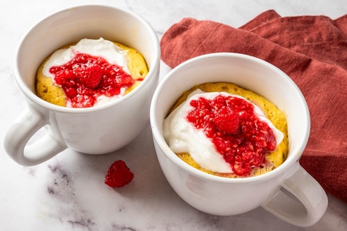Protein raspberry mug cake
